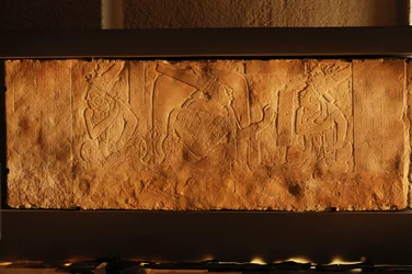 Banco del trono del Templo 19, Palenque, México, talla de Akhal Mo Nab, 2005 (foto)