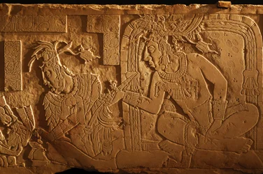 Banco del trono del Templo 21, talla del rey Akhal Mo Nab, Palenque, México, 2005 (foto)