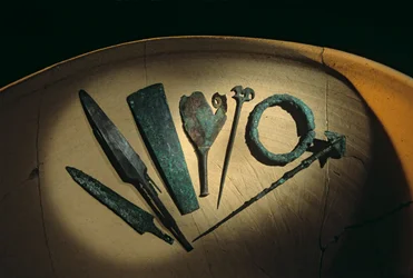Urkesh, Imperio hurrita, Siria, 2400 a.C., Giorgio Buccellati, herramientas de bronce, lanzas, per..., 2004 (foto)