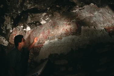 William Saturno inspecciona un mural; San Bartolo; Guatemala; Maya, 2002 (foto)