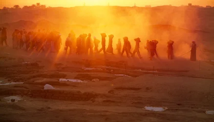 Trabajadores cargando materiales en una excavación arqueológica en Abydos. Polvo y..., 2005 (foto)
