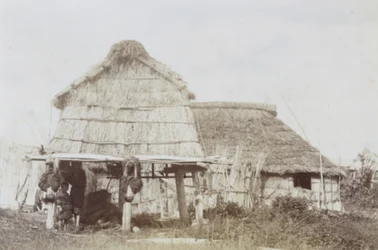 Almacén Ainu con niños Ainu, c.1890s