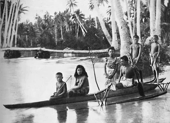 Una canoa samoana con balancín y sus ocupantes, 1902