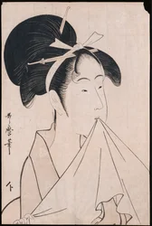 Retrato de busto de Okita de Naniwaya sosteniendo una toalla de mano en sus dientes y estirando la tela