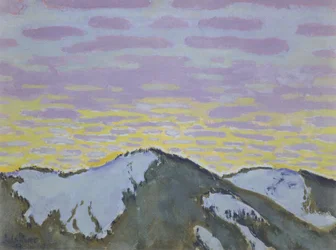 Picos de montaña con nubes de colores