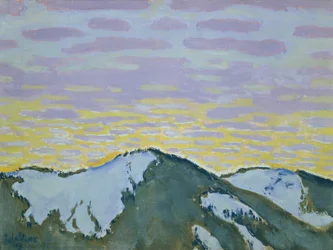 Picos de montaña nevados al atardecer