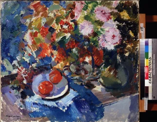 Asters and Tomatoes (Asters and Tomatoes). Bodegón, con un gran ramo de flores y un plato con dos tomates, colocado sobre una mesa. Pintura de Konstantin Alexeyevich Korovin (Constantin Korovin) (1861-1939), óleo sobre lienzo