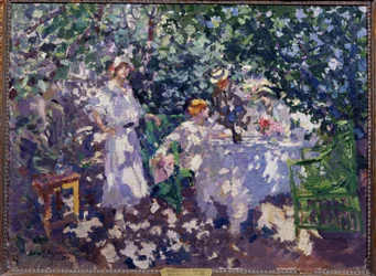 En el jardín (En el jardín). Una mesa puesta en la arboleda, en verano, tres mujeres jóvenes y un hombre, sentados, tocados con sombreros de paja, aprovechan la sombra. Pintura de Konstantin Alexeyevich Korovin (Constantin Korovin) (1861-1939), óleo