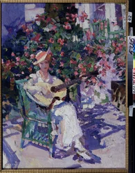 En Crimea (En Crimea). Una mujer joven con un vestido ligero, sentado en una silla de jardín, frente a un bosque florido, toca la guitarra, en pleno verano en la región costera del Golfo de Crimea. Pintura de Konstantin Alexeyevich Korovin (Constan