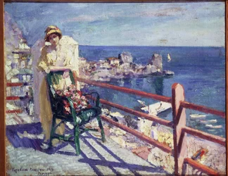 Gurzuf (en el Golfo de Crimea, en el Mar Negro, en Ucrania) (Gurzuf). Vista de la orilla del mar, desde la terraza de un café en un pueblo costero, con una elegante joven vestida de verano, apoyada en el respaldo de una silla, con un cojín florido