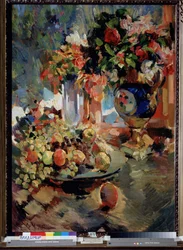 Naturaleza muerta con jarrón azul. Sobre una mesa, un plato lleno de frutas (uvas y manzanas) con dos ramos de flores. Pintura de Konstantin Alexeyevich Korovin (Constantin Korovin) (1861-1939), óleo sobre lienzo