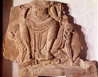 Arte coreano: ladrillo de arcilla estampado que representa a un señor o una deidad dominando las fuerzas malignas. Periodo Silla, siglo VII. Museo Nacional de Corea