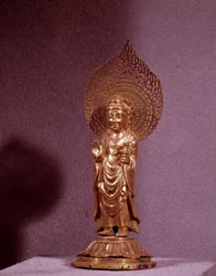 Arte coreano: representación del Buda Amitabha, estatuilla de oro. Período Silla. Siglos VII-VIII. Museo Nacional de Corea