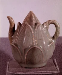 Arte coreano: vertedor en forma de flor de loto. Dimensiones: 10,2 cm. Periodo Goryeo, finales del siglo XII. Museo Nacional de Corea