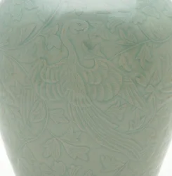 Botella (maebyeong) con diseño tallado e inciso de dos fénix y enredaderas de peonía, mediados del siglo XII