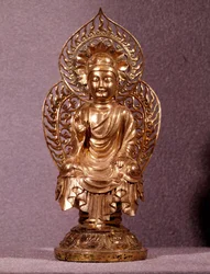 Arte coreano: estatuilla de Buda en oro. Periodo Silla, siglos VIII-X. Museo Nacional de Corea