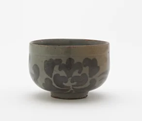 Taza con diseño de flores de peonía, primera mitad del siglo XII