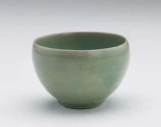 Taza con decoración floral incisa
