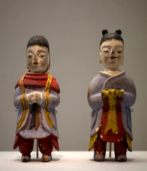 Figurillas en traje de chamán. Estatuillas de madera policromada, arte coreano