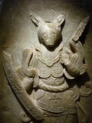 Ornamento funerario, conejo del zodiaco en agalmatolita, siglo VIII, del periodo de los Reinos del Norte y del Sur, Corea. Fotografía, Museo Nacional de Corea, Seúl, República de Corea