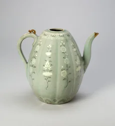 Jarra en forma de melón con rollos florales estilizados (gres con esmalte celadón y decoración incrustada bajo esmalte de arcillas negras y blancas, con reparación de oro)