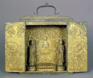 Santuario budista portátil con dos Bodhisattvas de pie, una tríada budista y figura guardiana, dinastía Koryo