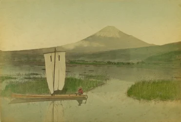 Japón: El Monte Fuji-Yama (Fuji Yama) con un barco de vela en primer plano en el lago Hokome