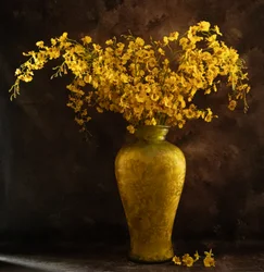 Flores doradas en un jarrón