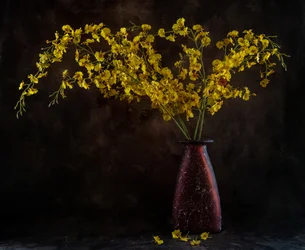 Naturaleza muerta con orquídea dorada