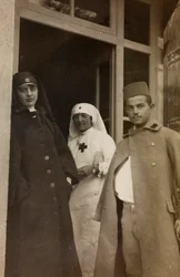 Álbum de la Primera Guerra Mundial en Friuli-Venecia Julia: Retrato de dos enfermeras de la Cruz Roja con un prisionero cadete austriaco en Villa Brazzà, hogar del Hospital de guerra en Soleschiano Manzano