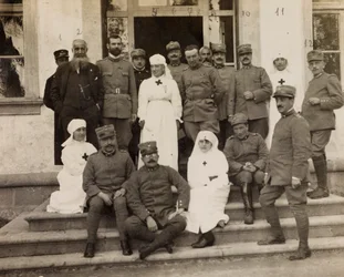 Álbum de la Primera Guerra Mundial en Friuli-Venecia Julia: retrato de grupo con oficiales y enfermeras de la Cruz Roja durante la visita de los Caballeros de Malta a Villa Brazzà, hogar del Hospital de guerra en Soleschiano Manzano, 25/11/1915