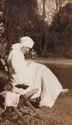 Álbum de la Primera Guerra Mundial en Friuli-Venecia Julia: retrato de una enfermera de la Cruz Roja en el parque de Villa Brazzà, hogar del Hospital de guerra en Soleschiano Manzano