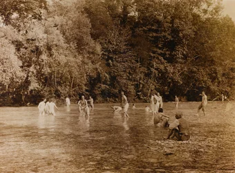 Álbum de la Primera Guerra Mundial en Friuli-Venecia Julia: soldados bañándose en el río Natisone en Premariacco, Udine, Italia