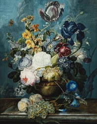 Rosas, un tulipán, un iris, dalias, lamium, nomeolvides, convolvulus, aurícula y delphiniums en un jarrón con uvas y duraznos en un estante de piedra
