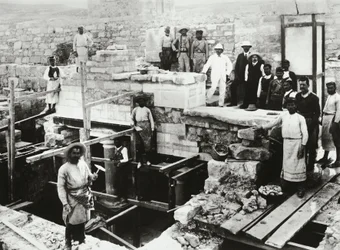 Arthur Evans durante la reconstrucción del palacio minoico