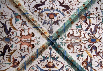 Frescos con ángeles y motivos florales, por Antonio Longo, Iglesia de la Asunción, Cavalese, Trentino-Alto Adige, Italia