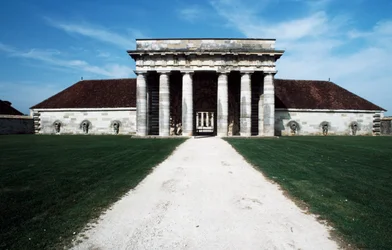 Entrada principal a las Salinas Reales (Saline Royale), Arc-et-Senans, Franco Condado, Francia