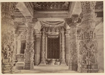 Puerta y pilares superiores del templo de Delwara, Monte Abu