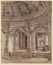 Interior del templo de Delwara con los pilares y la cúpula del tejado, Monte Abu