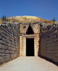 Entrada de la tumba de Agamenón llamada "Tesoro de Atreo": sitio de la antigua ciudad de Micenas, en el Peloponeso (1500-1100 a.C.) Grecia