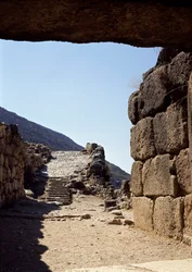 Vista del callejón desde la Puerta de los Leones: sitio de la antigua ciudad de Micenas, en el Peloponeso (1500-1100 a.C.) Grecia