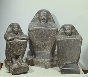 Estatuas en bloque de Akhamenru, Harwa y Amenemonet, Dinastía 25-26