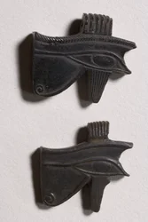 Dos amuletos de ojo wedjat (obsidiana)