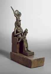 Estatuilla votiva de Isis amamantando al niño Horus, hallada en Saqqara junto con el trono y la base originales de madera