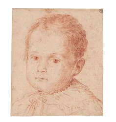 Estudio de retrato de un niño con un collar de perlas
