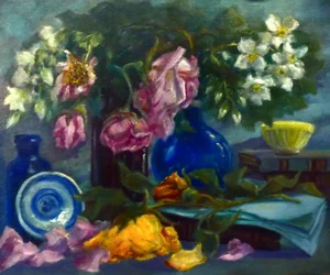 Rosas descoloridas y flor de azahar