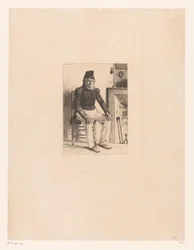 Anciano con traje militar, sentado junto a una chimenea
L