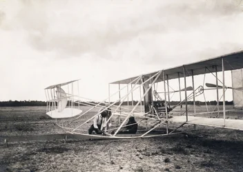 Leon Bollee trabajando en el avión de los hermanos Wright, c.1909