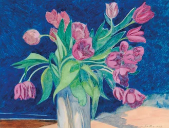 Tulipanes rosados en un jarrón, en el fondo un paisaje marino con dunas, 1935