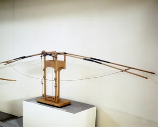 Máquina para volar con alas, modelo según el dibujo de Leonardo da Vinci. Museo de Ciencia y Tecnología, Milán.